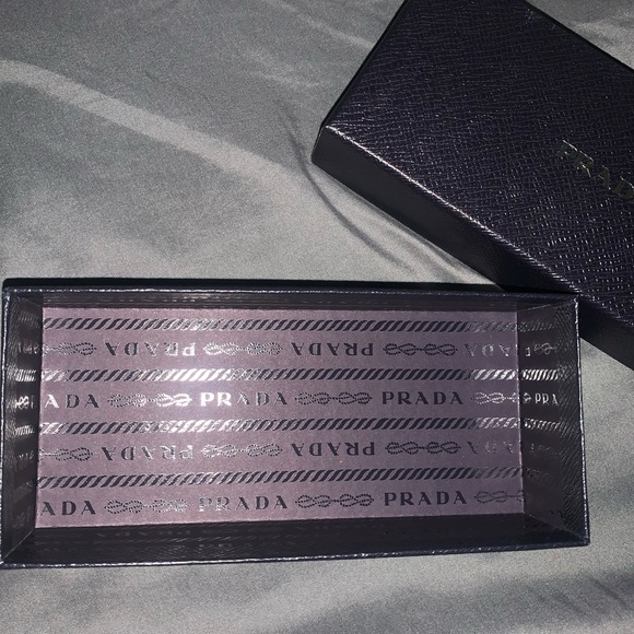 Empty Prada box - Picture 2 of 4